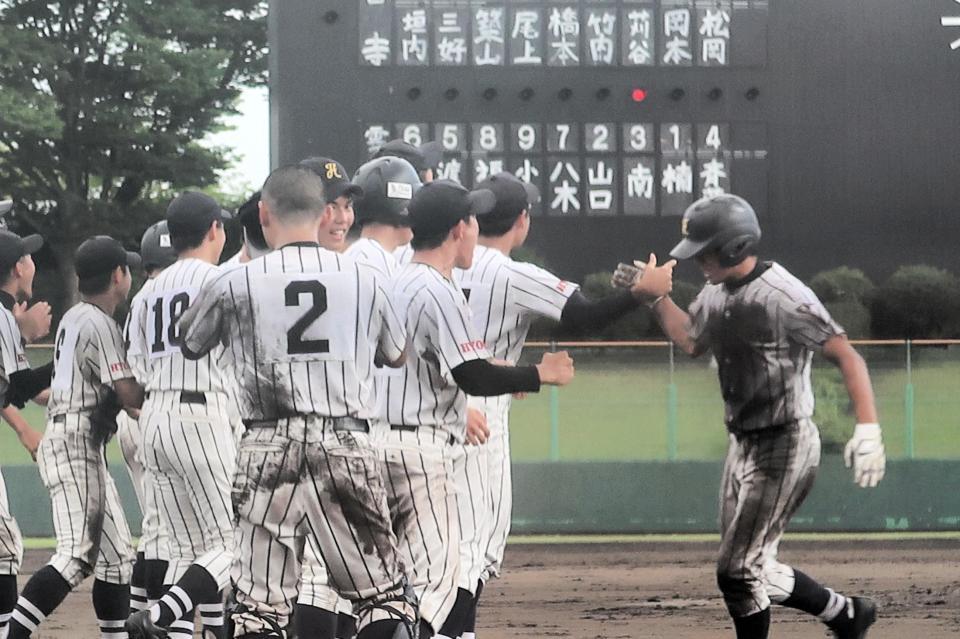 延長十二回に南僚悟内野手（２年）がサヨナラの右越え適時二塁打を放ち、勝利の喜びを分かち合う雲雀丘学園ナイン。