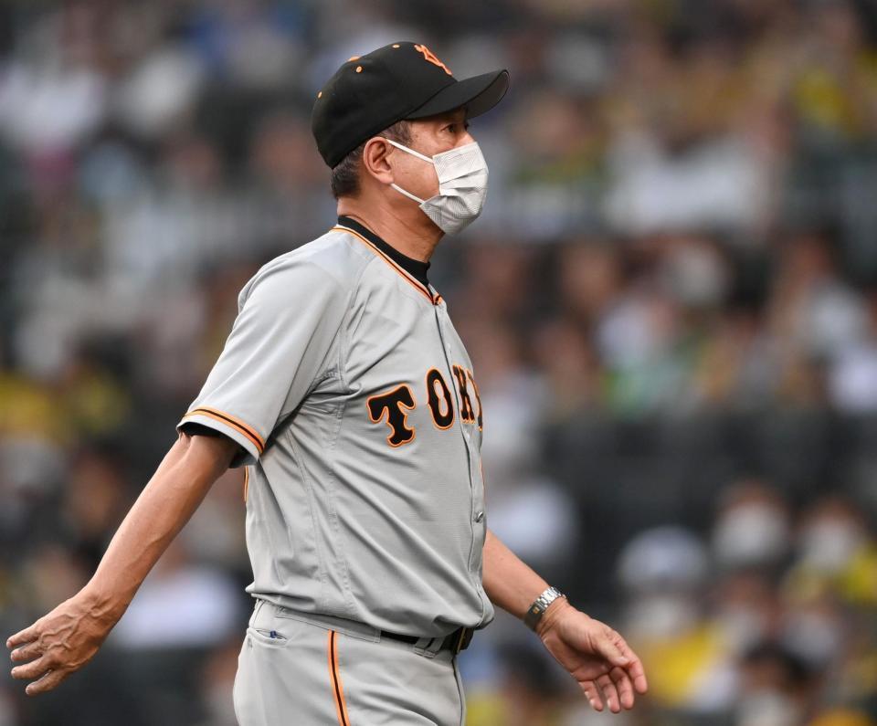 ２回、適時失策の中田に交代を告げベンチへ戻る原監督（撮影・田中太一）