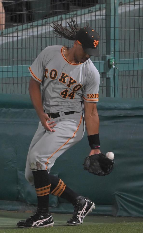 　８回、板山の飛球を取り損ねるウォーカー（撮影・高部洋祐）