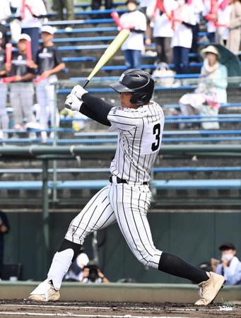 　１回、適時打を放つ村上慶