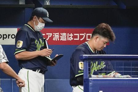 　中日に連敗し、ベンチでさえない表情のヤクルトの松元監督代行（左）と村上＝バンテリンドーム