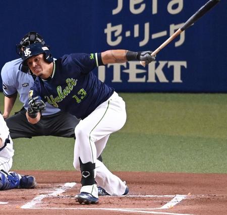 　１回、先制の右前打を放つオスナ