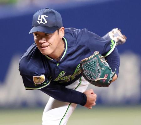 　力投する先発の小川