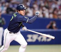 　１回、内川が右翼線二塁打を放つ