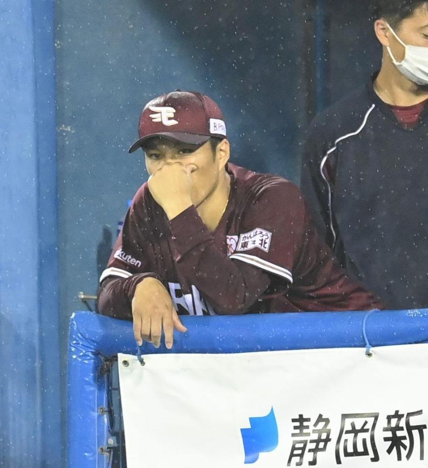 　７回、木村に逆転３ランを許しベンチで悔しがる則本（撮影・高石航平）
