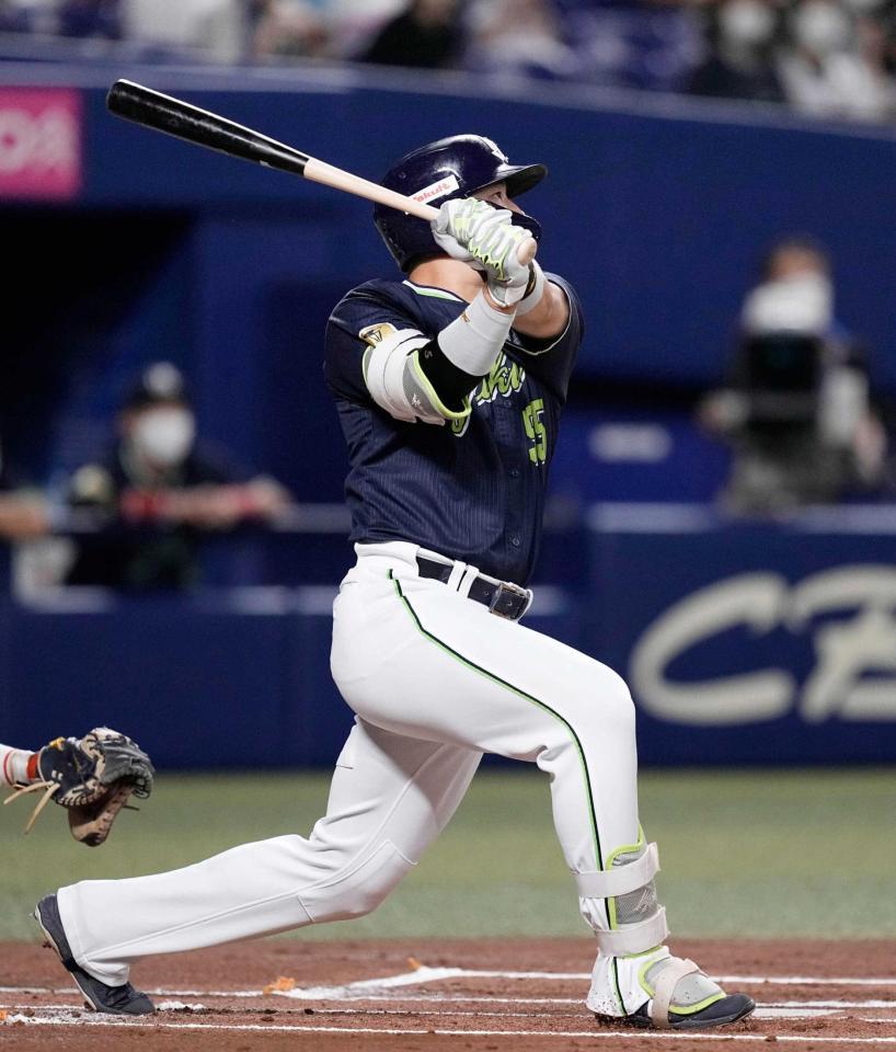 　中日戦の１回、ヤクルト・村上が中越えに先制２ランを放つ