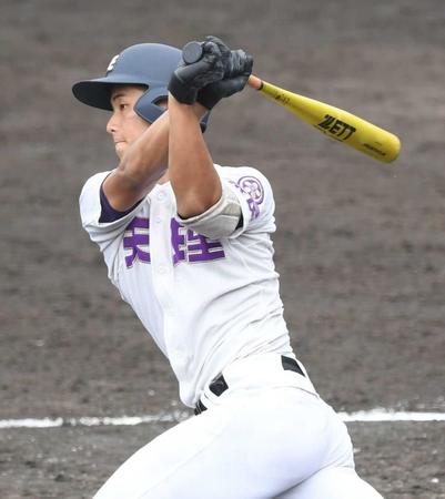 　５回、内野安打を放つ天理・戸井（撮影・石井剣太郎）