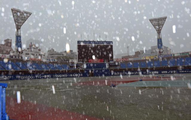 ＤｅＮＡ対ヤクルト　雨のため、遅延重ねる　懸命作業も雨強まる