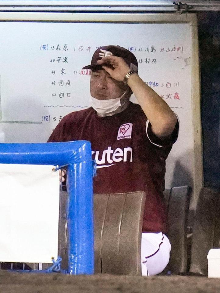 　９回、劣勢の展開にさえない表情で試合を見つめる石井監督
