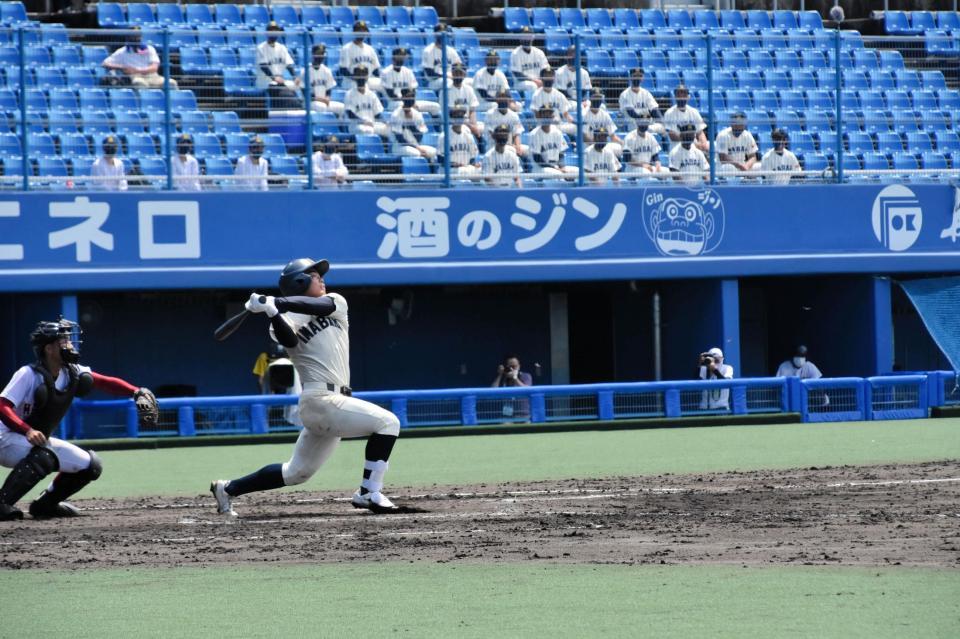 　豪快なスイングを見せる今治西・篠宮康輔