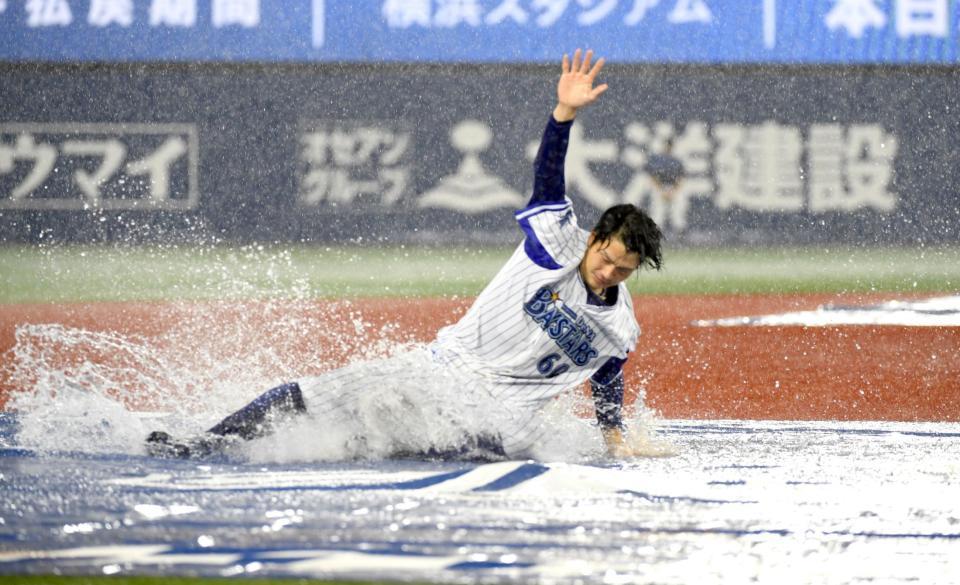 　雨中のパフォーマンスを見せる知野（撮影・佐藤厚）