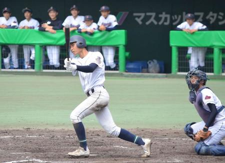 　６回、三遊間を破る２点適時打を放つ岡山学芸館・宇地原