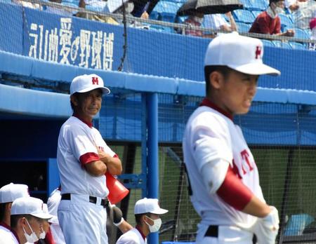 　戦況を見つめる松山商・大野康哉監督（左）