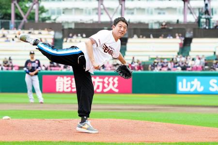 　始球式を行ったお笑いコンビ・サバンナの高橋（提供・楽天球団）