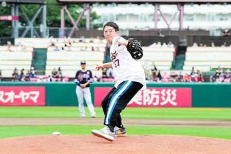 　始球式を行った、お笑いコンビ・サバンナの高橋（提供・楽天球団）