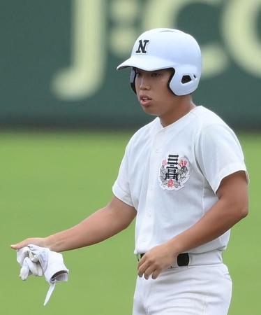 　４回、適時二塁打を放った日大三・富塚（撮影・堀内翔）