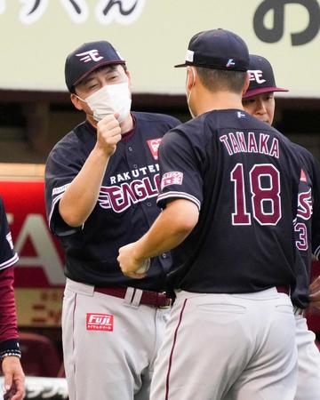 連敗を５で止め、好投した田中将（18）とタッチを交わす石井監督