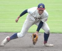 　９回、遊ゴロをさばく八戸学院光星・中沢