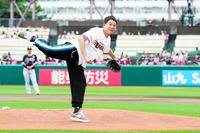 　始球式を行ったお笑いコンビ・サバンナの高橋（提供・楽天球団）