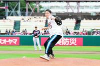 　始球式を行った、お笑いコンビ・サバンナの高橋（提供・楽天球団）