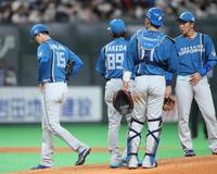　８回、先頭の鈴木を打ち取ったところで降板する上沢（左端）＝撮影・中島達哉