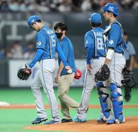 　７回、ジャンセンの打球が直撃し、ベンチに戻る上沢（左端）＝撮影・中島達哉