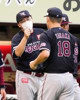 連敗を５で止め、好投した田中将（18）とタッチを交わす石井監督