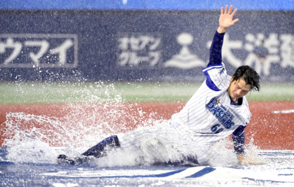 　雨中のパフォーマンスを見せる知野（撮影・佐藤厚）