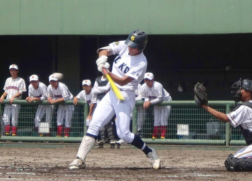 　力強いスイングを見せる呉港・田中