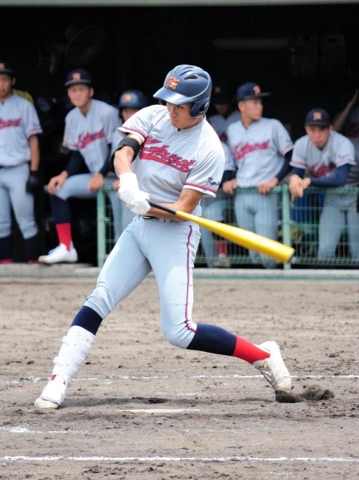 　右翼へ特大の本塁打を放つ京都国際・森下