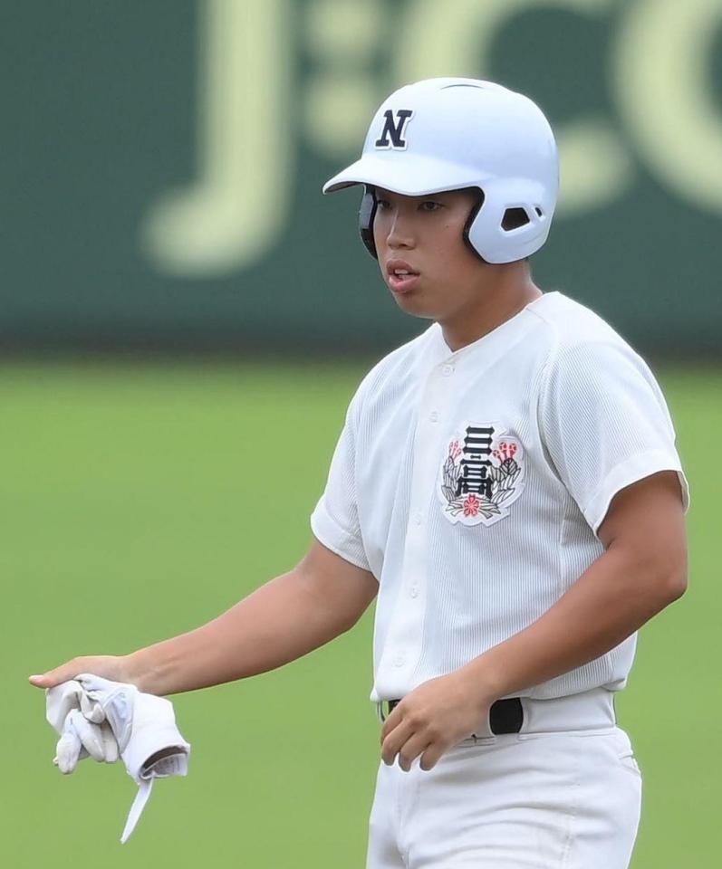　４回、適時二塁打を放った日大三・富塚（撮影・堀内翔）
