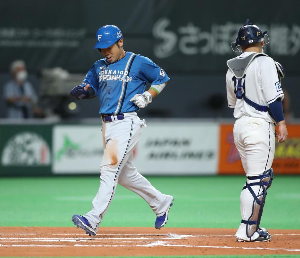 　６回、野村の先制打で生還する二走・近藤（撮影・中島達哉）