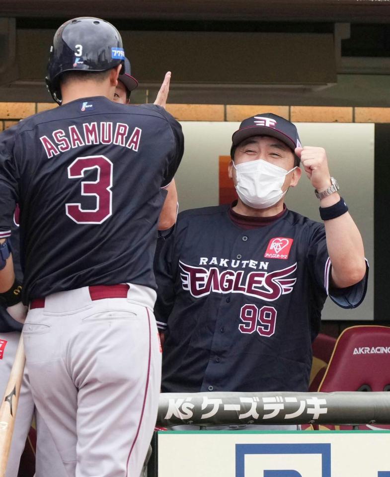 ５回、３ランを放った浅村（３）を迎える石井監督