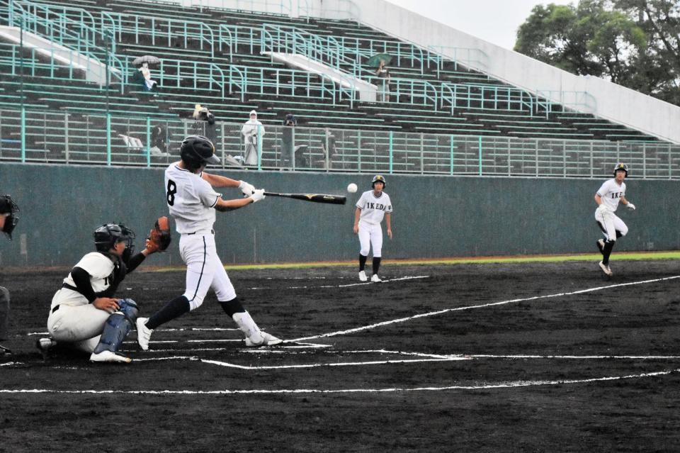 　１回、左翼方向へ特大のファウルを放つ池田・高野光海