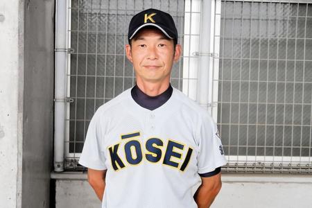 　甲西・東監督。ユニホームは８５年に“甲西旋風”を巻き起こした当時とほとんど変わらない。