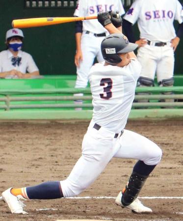 　２回、右中間へ三塁打を放つ利根商・内田湘