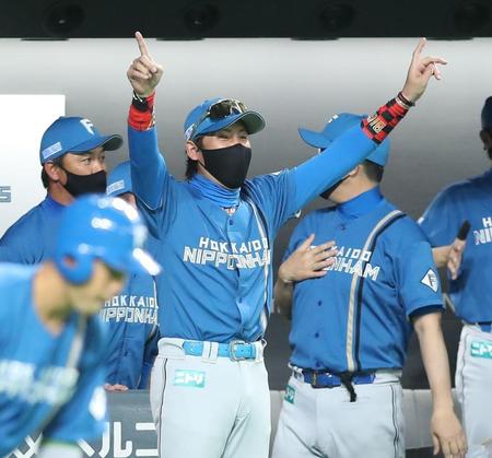 ９回、上川畑が適時二塁打を放ち、喜ぶ新庄ビッグボス（中央）＝撮影・中島達哉