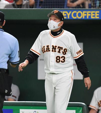 ４回、投手交代を告げる原監督（撮影・西岡正）