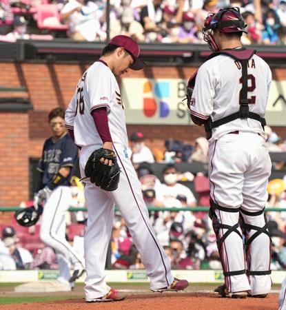 ５回、ピンチを招き降板を告げられた先発の辛島（左）