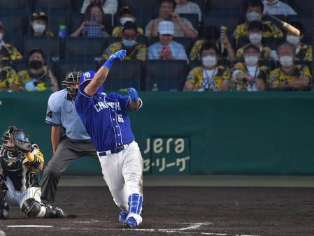 ４回、空振り三振に倒れるビシエド（撮影・神子素慎一）