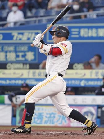 　４回、増田が右中間にプロ初本塁打を放つ
