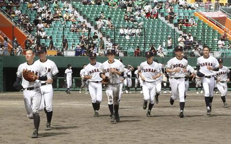 　沖縄尚学を破り夏の甲子園大会出場を決め、観客席に向かって走る興南ナイン