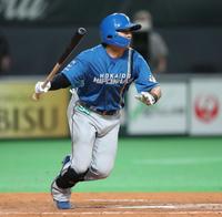 ９回、適時二塁打を放つ上川畑（撮影・中島達哉）