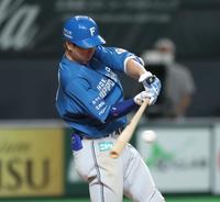 ９回、安打を放つ松本剛（撮影・中島達哉）