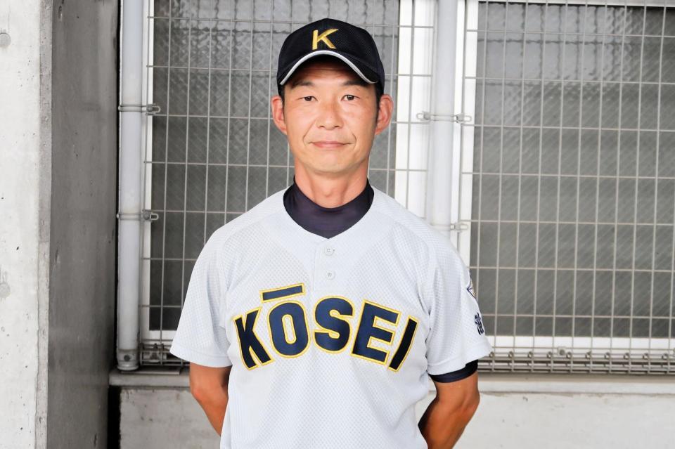 　甲西・東監督。ユニホームは８５年に“甲西旋風”を巻き起こした当時とほとんど変わらない。