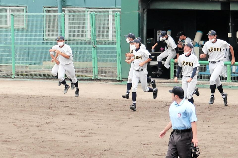 　２回戦を突破し、笑顔でベンチを飛び出す甲西ナイン