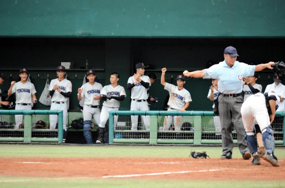 　３回に先制点を奪い、喜ぶ横浜ベンチ