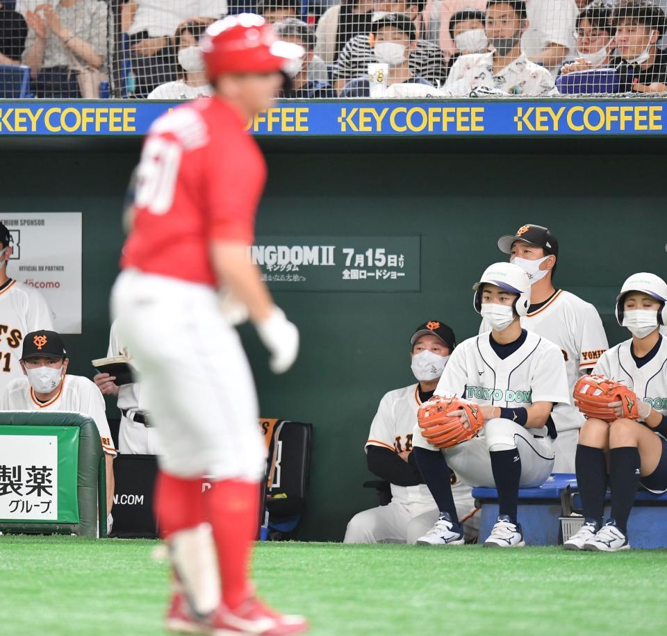 ７回、中村健（手前）のソロを浴びて追加点を奪われ、ベンチで厳しい表情を浮かべる原監督（中央）＝撮影・西岡正