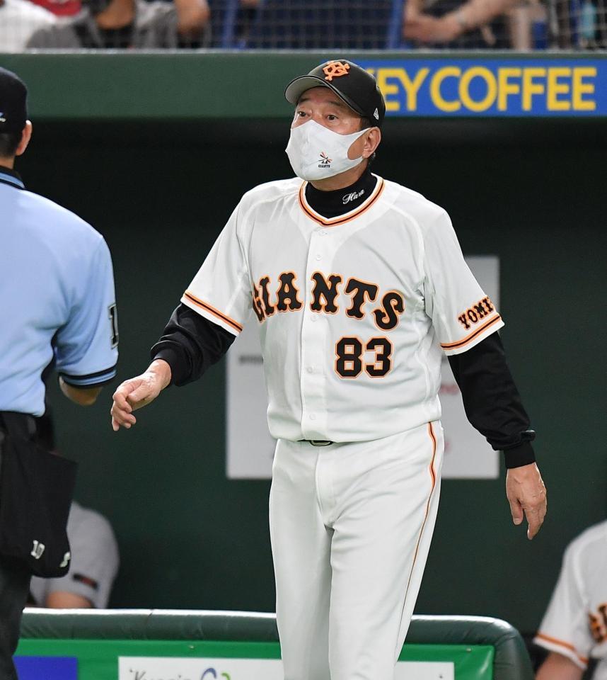 ４回、投手交代を告げる原監督（撮影・西岡正）