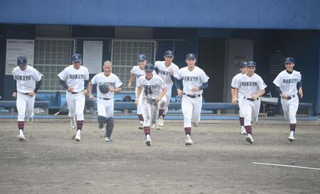 　試合に勝利した関大北陽ナイン（撮影・石井剣太郎）